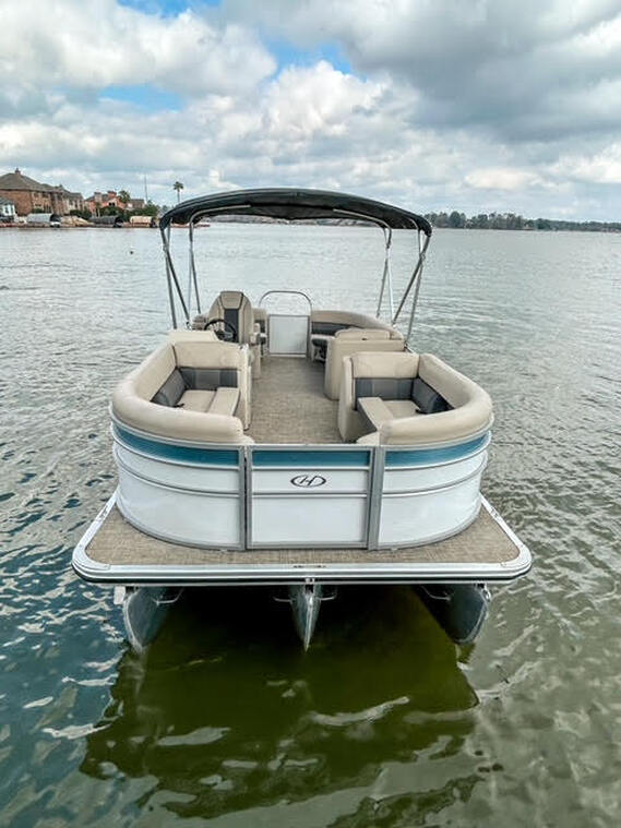 Deluxe Tritoon rental from Nauti-Dayz Boat Rentals on Lake Conroe, ideal for smooth cruising, luxury lake experiences, and large family outings in Montgomery, Texas